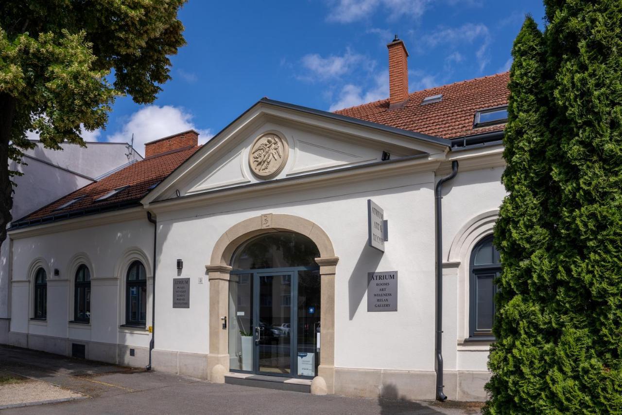 Atrium Rooms & Cafe Sopron Exteriör bild