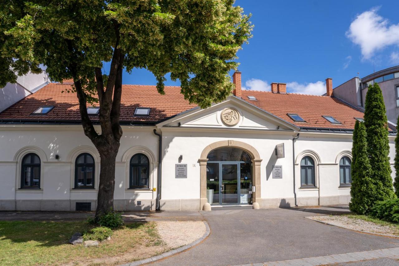 Atrium Rooms & Cafe Sopron Exteriör bild