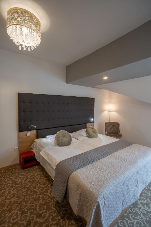 Atrium Rooms & Cafe Sopron Exteriör bild