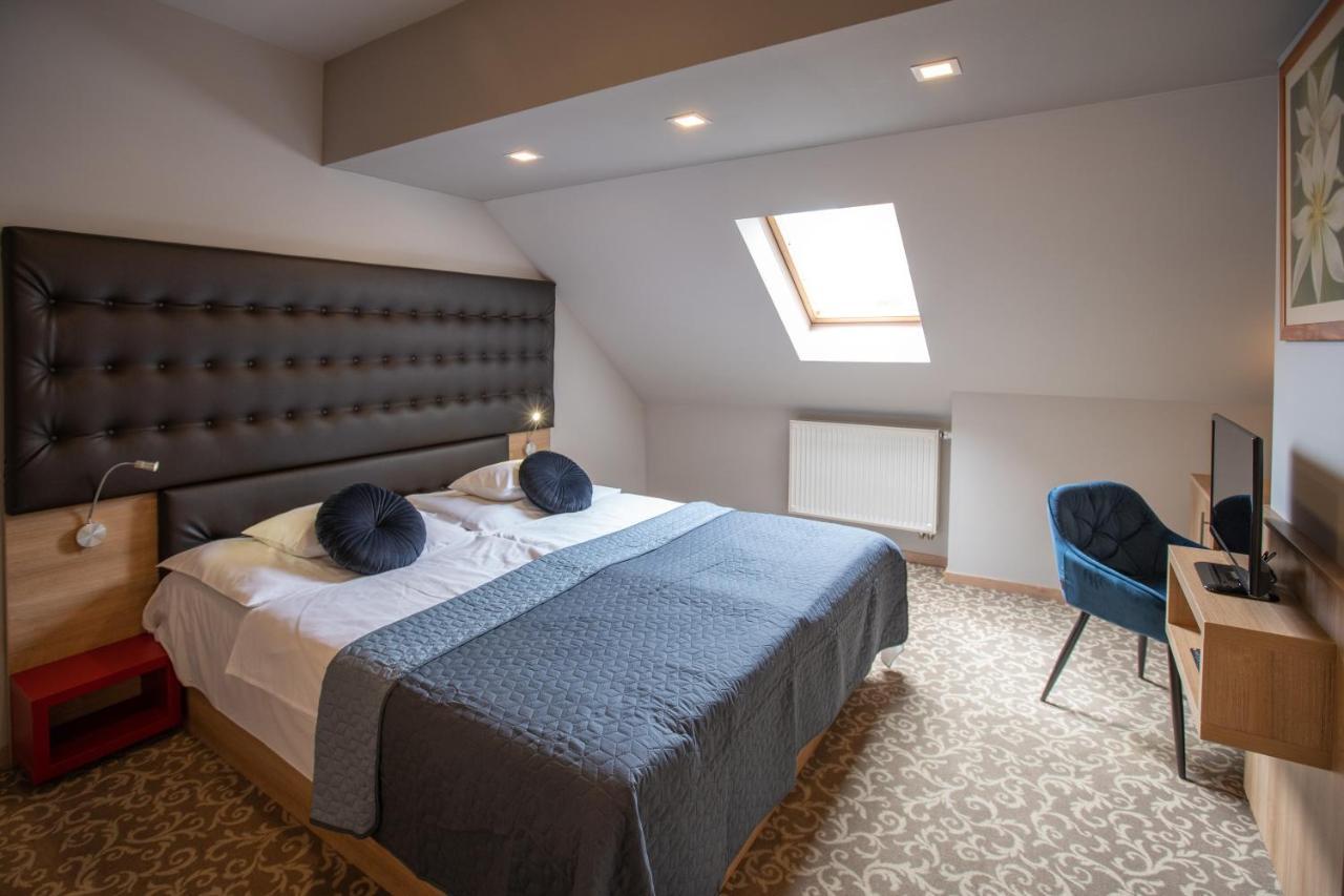 Atrium Rooms & Cafe Sopron Exteriör bild