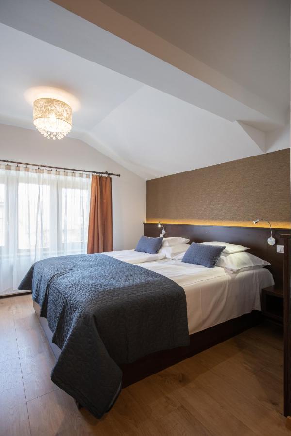 Atrium Rooms & Cafe Sopron Exteriör bild