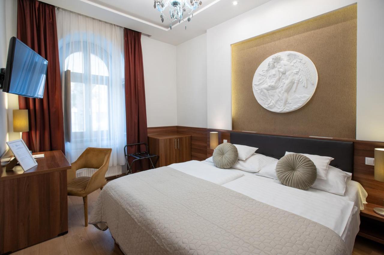 Atrium Rooms & Cafe Sopron Exteriör bild