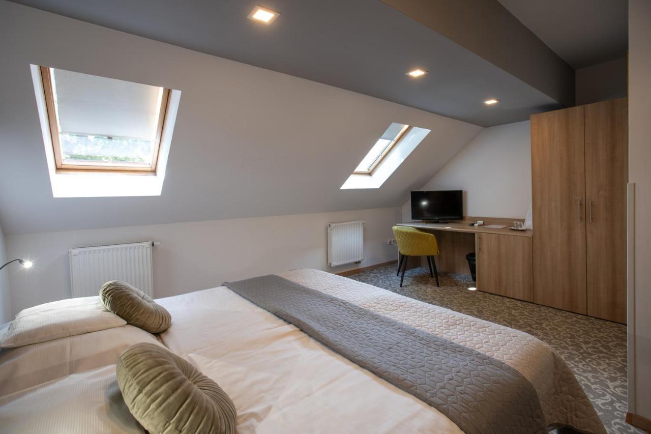 Atrium Rooms & Cafe Sopron Exteriör bild