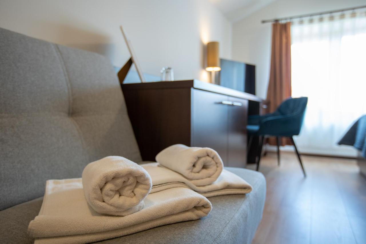 Atrium Rooms & Cafe Sopron Exteriör bild