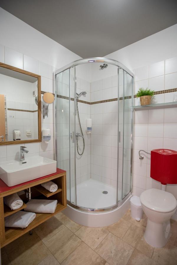 Atrium Rooms & Cafe Sopron Exteriör bild