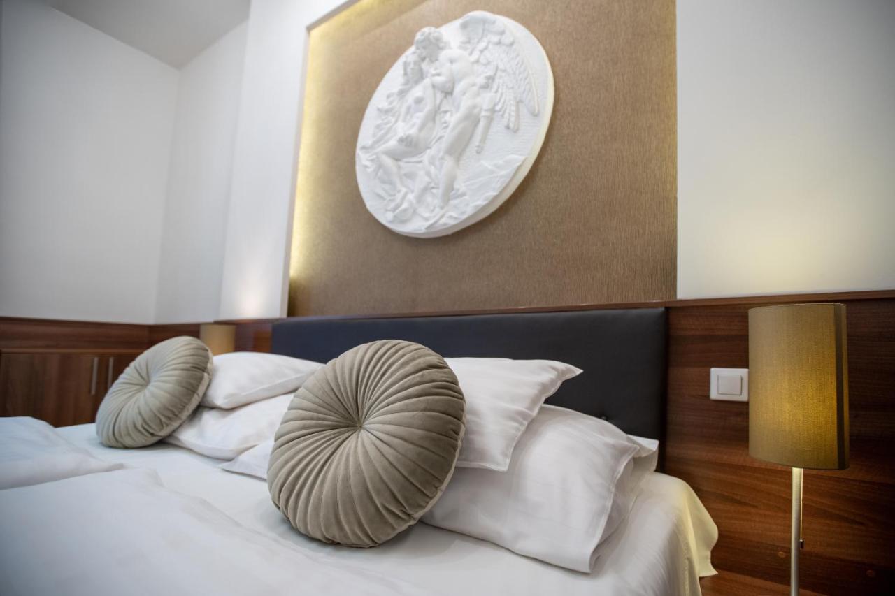 Atrium Rooms & Cafe Sopron Exteriör bild
