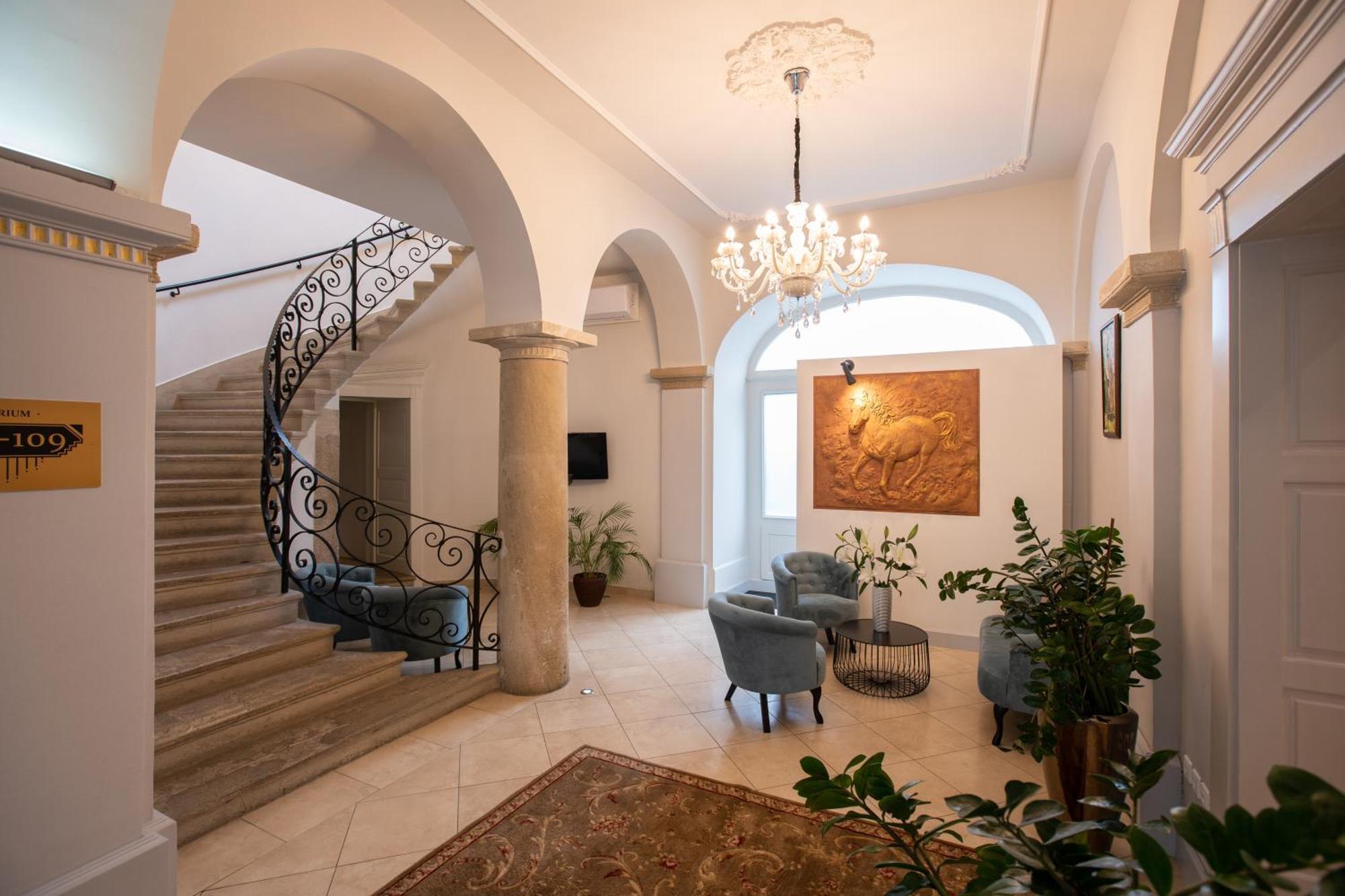 Atrium Rooms & Cafe Sopron Exteriör bild